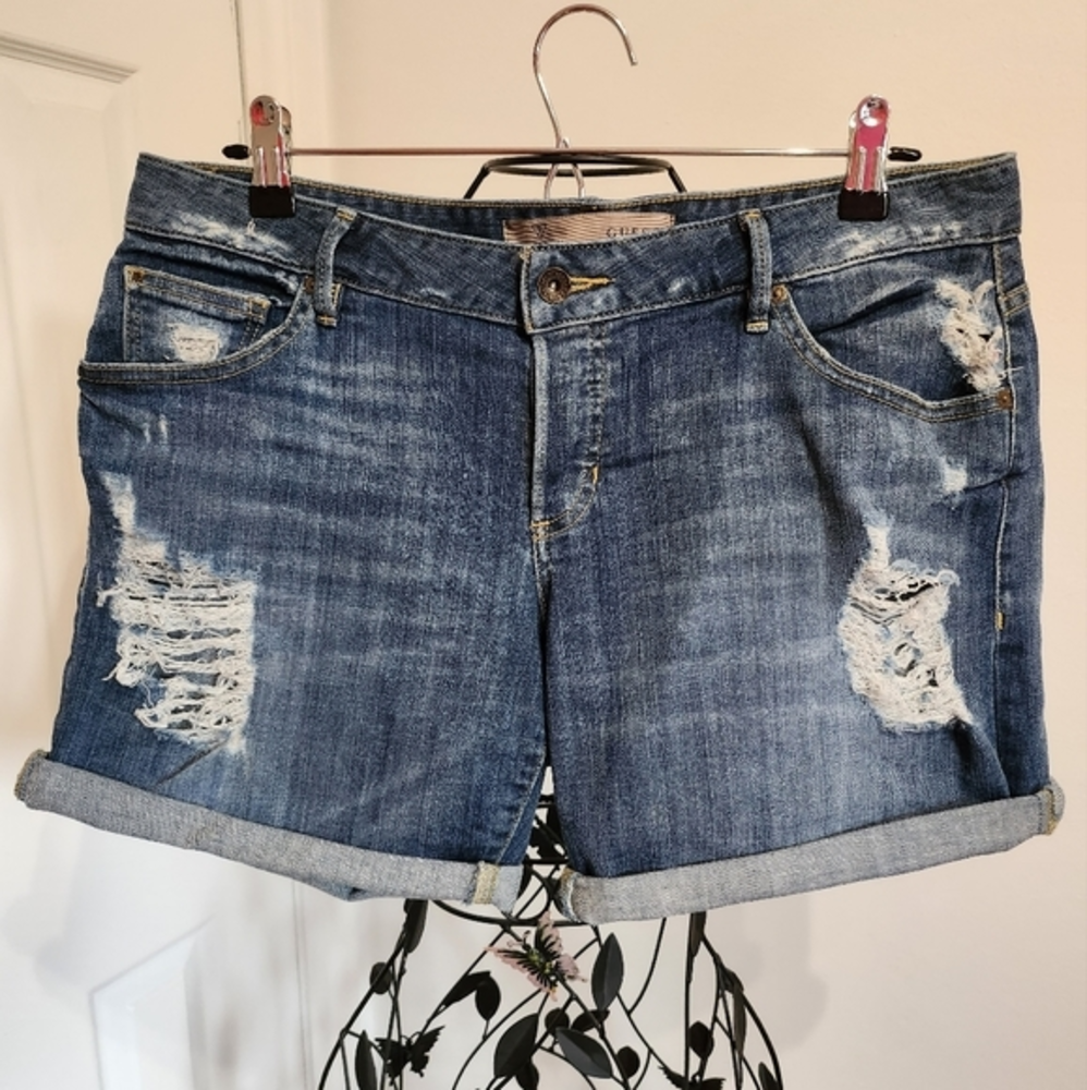 Distressed‎ short jeans